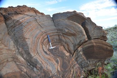 The layers on this 2.7 billion-year-old rock, a stromatolite from Western Australia, show evidence of single-celled, photosynthetic life on the shore of a large lake. The new result suggests that this microbial life thrived despite a thin atmosphere.